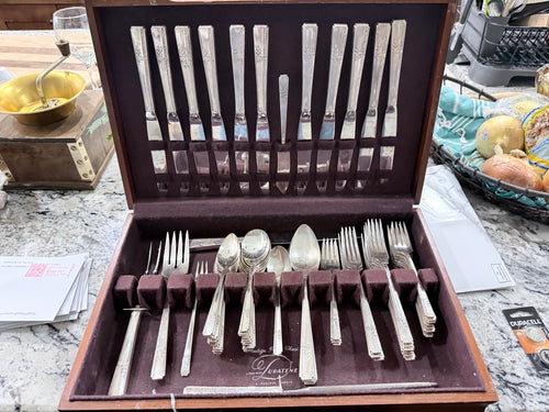 63 piece Oneida Prestige Silver-plated Flatware set w/woodbox