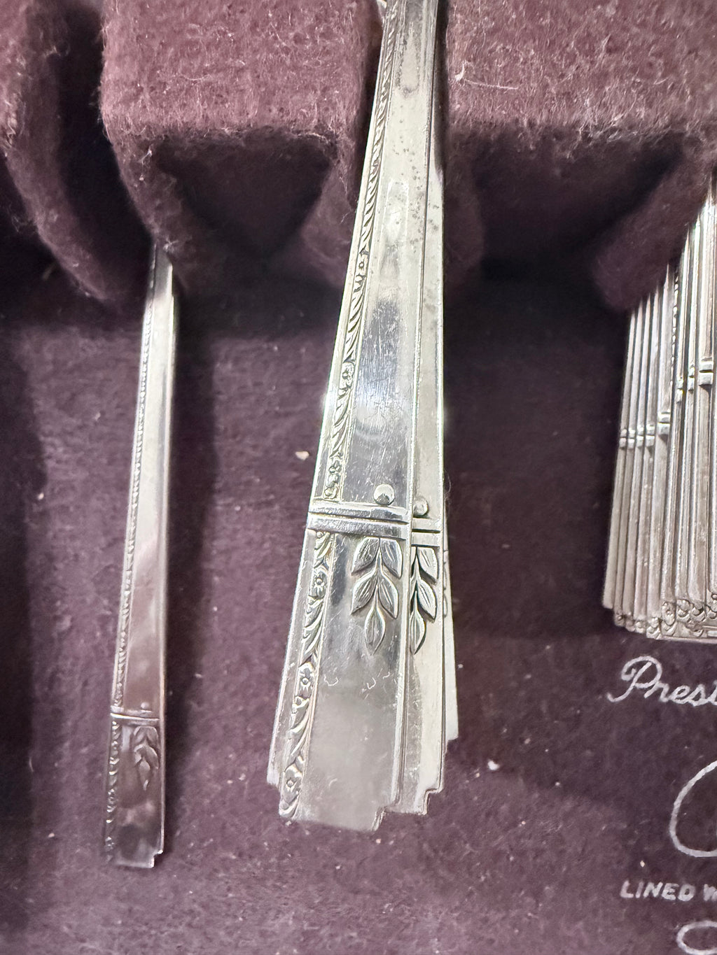 63 piece Oneida Prestige Silver-plated Flatware set w/woodbox